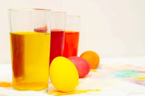 Préparé Pour Pâques Coloration Des Oeufs Peinture Dans Des Verres — Photo