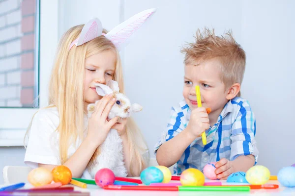 Blond Flicka Kaninöron Huvud Och Pojke Med Lilla Kaninen Färgglada — Stockfoto