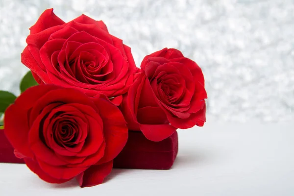 Trzy Czerwone Róże Biżuterią Obecnych Pole Boke Tła Miejsce Walentynki — Zdjęcie stockowe