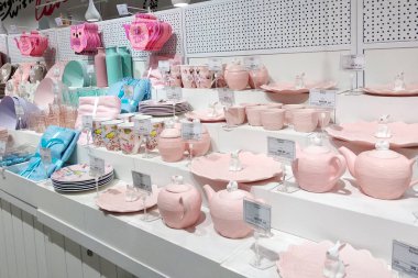 Pastel renkli mutfak tabak, bardak ve yastıklar mağaza rafındaki çeşitli dizi-Satılık, alışveriş, tüketim ve insanlar kavramı.