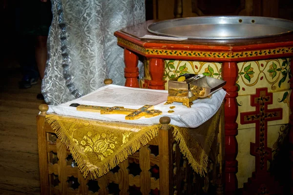 キャンドルやフォントの子供アイコンの洗礼用アクセサリー クロス はさみ オーソドックス教会 子供の秘跡 — ストック写真
