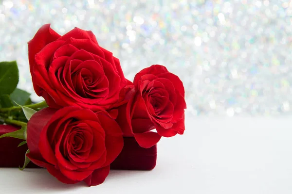 Trzy Czerwone Róże Biżuterią Obecnych Pole Boke Tła Miejsce Walentynki — Zdjęcie stockowe