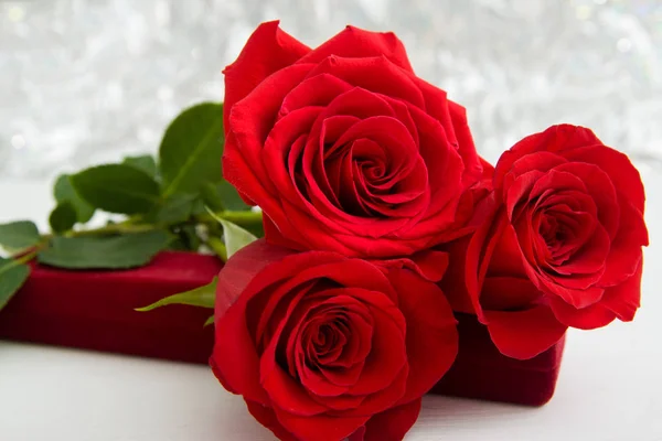 Trzy Czerwone Róże Biżuterią Obecnych Pole Boke Tła Walentynki Koncepcja — Zdjęcie stockowe