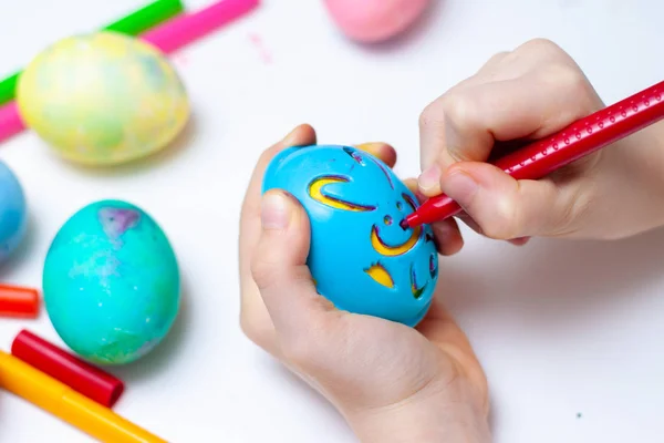 小女孩正在为复活节做准备 正在画鸡蛋 五颜六色的标记 兔子模板模式 — 图库照片