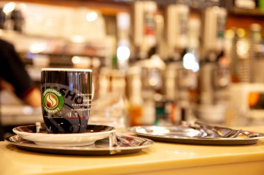 St. Petersburg, Rusya Federasyonu - Aralık 12, 2018: fincan kahve Coffeeshop şirket logosu ile Cafe ön masada. Kafe arka plan bulanıklık. Uzay - içecekler kopyalayın ve insanlar kavramı relax.