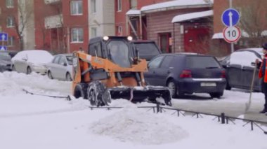 St-Petersburg, Rusya, 08 Feb 2019-hizmet şirketi ev ve kar ve buzdan kaldırımlar bahçesinde temizler. Bobcat veya Skid Loader kar-kaldırma küçük traktör kova ile yol temizler