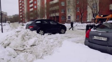 St-Petersburg, Rusya, 08 Feb 2019-hizmet şirketi ev ve kar ve buzdan kaldırımlar bahçesinde temizler. Bobcat veya Skid Loader kar-kaldırma küçük traktör kova ile yol temizler