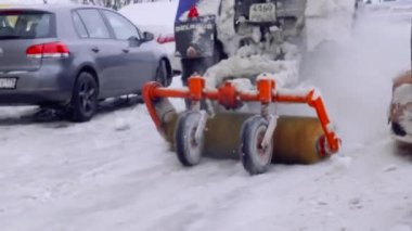 St-Petersburg, Rusya, 08 Feb 2019-hizmet şirketi ev ve kar ve buzdan kaldırımlar bahçesinde temizler. Snow-Removal büyük traktör fırçalar ile yol temizler