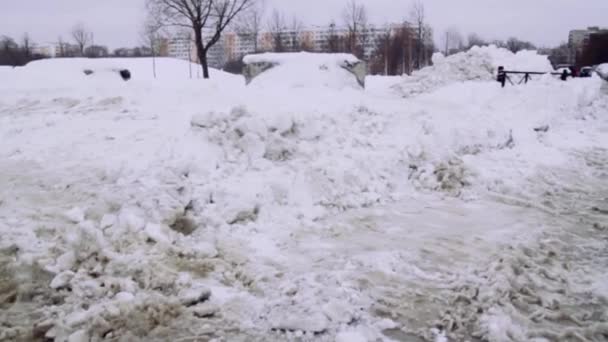 Società Servizi Pulisce Cortile Della Casa Marciapiedi Dalla Neve Dal — Video Stock