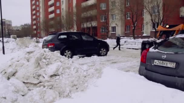 2019年2月8日 俄罗斯圣彼得堡 服务公司从冰雪中清理房子的院子和人行道 山猫或滑行装载机的雪移小拖拉机用水桶清理道路 — 图库视频影像