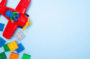 St.Petersburg, Rusya Federasyonu-06.03.19 - bebek çocuklar oyuncak çerçeve. Üstten Görünüm conposition çok renkli lego küpleri tuğla ve mavi arka plan uçakta. Blok düz yatıyordu. Kopya spase metin için.