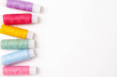 Çok renkli iplik bobinleri ve beyaz arka plan üzerinde ölçüm bandı. Dikiş malzemeleri, desen ve aksesuarlar, dikiş, dikiş, nakış. boşaltmak.