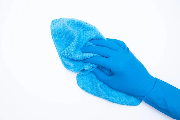 Mavi kauçuk eldiven kadın elinde bez beyaz arka plan üzerinde tutar. Temizlik ve normal kavramı kadar temiz. Üstten Görünüm. düz yatıyordu. copyspase — Stok fotoğraf