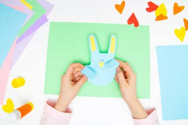 Nasıl kağıt bunny Paskalya selamlar ve eğlence için yapmak. Çocuk sanat projesi. DIY kavramı. Çocuklar el kağıt craf yapar. Adım adım talimat fotoğraf. Adım 11. Son. Tavşan hazırdır