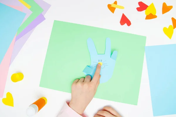 Nasıl kağıt bunny Paskalya selamlar ve eğlence için yapmak. Çocuk sanat projesi. DIY kavramı. Çocuklar el kağıt craf yapar. Adım adım talimat fotoğraf. Adım 10. Tutkal tavşan kulakları ve burnu