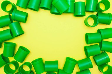 Metin için çerçeve. Üstten Görünüm çok renkli çocuklar oyuncak inşaat Sarı zemin üzerine tuğla engeller. Copyspase. düz yatıyordu. Masanın üzerinde çocuk oyuncakları