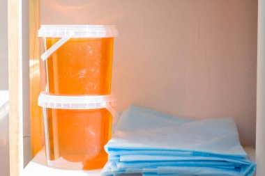 saç sökme-epilasyon ve güzellik konsepti için şeker macunu veya balmumu bal