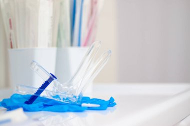 Tıp aleti vajinal spekulum, vajinoskop, eldiven jinekolog doktor ve klinik hastanede diğer tıbbi ekipman. Jinekolojik kadın sağlığı, yenidoğan ve gebelik kavramı. copyspace.