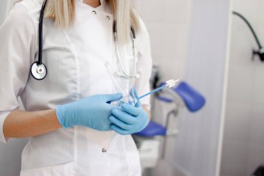 Tıp aleti vajinal spekulum, vajinoskop, eldiven jinekolog doktor ve klinik hastanede diğer tıbbi ekipman. Jinekolojik kadın sağlığı, yenidoğan ve gebelik kavramı. copyspace.