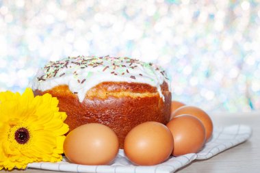 Paskalya pastası ve renkli yumurta arka planda sarı çiçek çiçekleri. Tatil yemekleri ve paskalya konsepti. Seçici odak. Copyspase