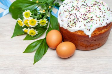 Paskalya pastası ve renkli yumurta arka planda sarı çiçek çiçekleri. Tatil yemekleri ve paskalya konsepti. Seçici odak. Copyspase