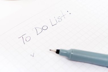 açılan deftere, eskiz defterine yazılan yapılacak lar listesi. Düz yatıyordu, üst görünüm ofis masa masası. Serbest çalışma yeri.