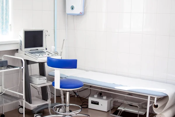 空的现代内部诊所医院办公室与超声波扫描仪设备。诊断、超声和健康概念 — 图库照片