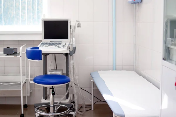 Das moderne Interieur der Klinik mit Ultraschallgeräten ist leer. Diagnostik, Sonographie und Gesundheitskonzept — Stockfoto