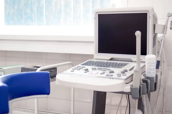 Ultraljud scanner i på klinik sjukhus. Diagnostik, sonografi och hälsokoncept. Copyspace — Stockfoto