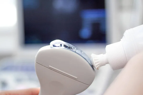 Närbild ultraljud scanner i i klinik sjukhus. Diagnostik, sonografi och hälsokoncept. Copyspace — Stockfoto