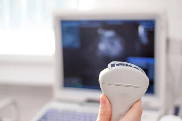 Närbild ultraljud scanner i i klinik sjukhus. Diagnostik, sonografi och hälsokoncept. Copyspace — Stockfoto