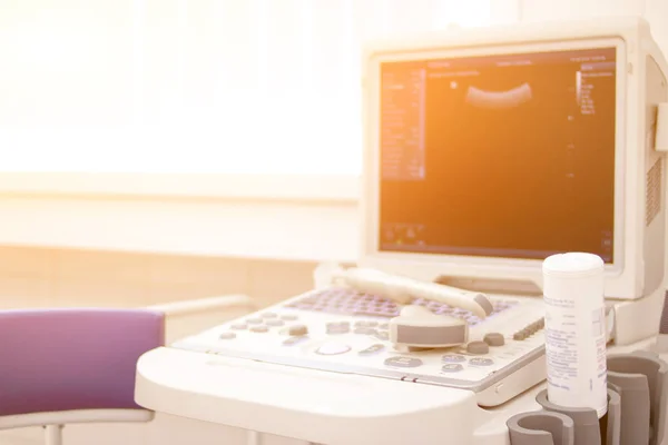 Närbild ultraljud scanner i i klinik sjukhus. Diagnostik, sonografi och hälsokoncept. Copyspace — Stockfoto