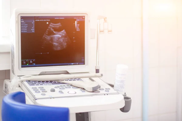 Klinik hastanede ultrason tarayıcı cihazları. Tanı, sonografi ve sağlık kavramı. Copyspace