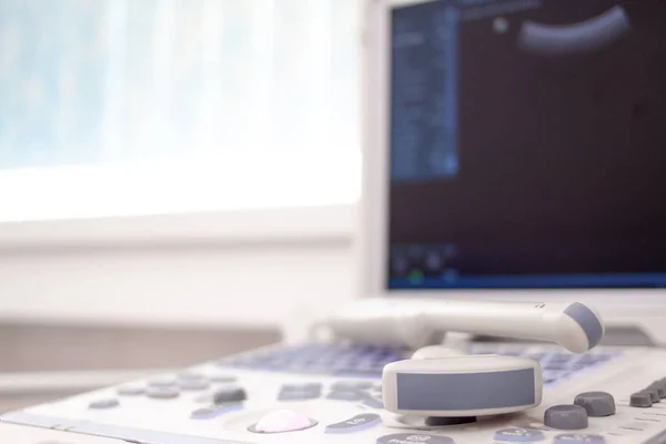 Närbild ultraljud scanner i i klinik sjukhus. Diagnostik, sonografi och hälsokoncept. Copyspace — Stockfoto