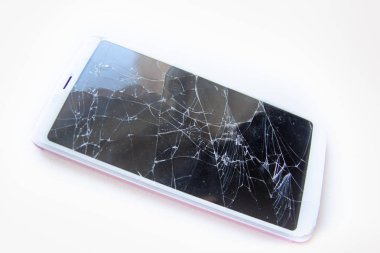 Beyaz üzerinde yalıtılmış kırık cam ekran ile mobil smartphone. metin için boşaltmak. Servis, onarım ve teknoloji konsepti.