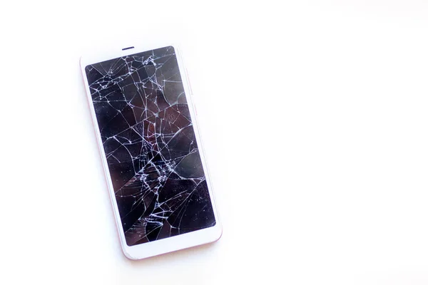 Smartphone móvil con pantalla de cristal roto aislado en blanco. Copyspace fo texto. Concepto de servicio, reparación y tecnología . — Foto de Stock