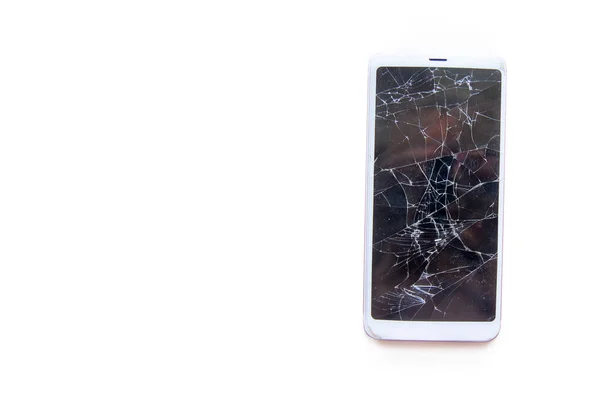 Smartphone móvil con pantalla de cristal roto aislado en blanco. Copyspace fo texto. Concepto de servicio, reparación y tecnología . — Foto de Stock