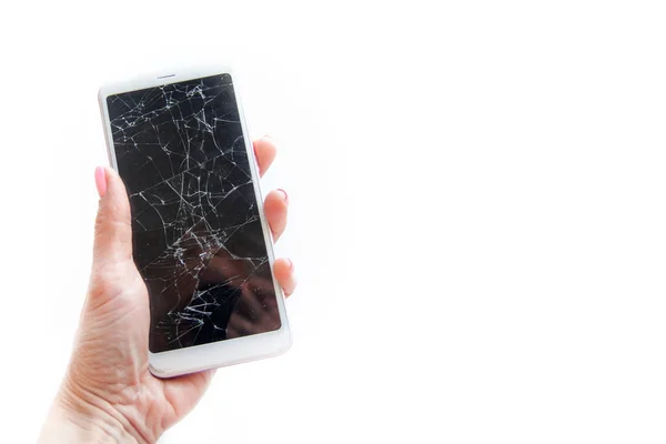 Smartphone móvil con pantalla de cristal roto en mano de mujer aislado en blanco. Copyspace fo texto. Concepto de servicio, reparación y tecnología — Foto de Stock