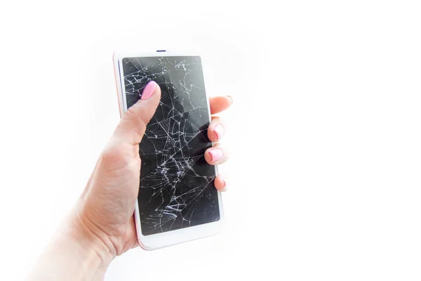 Smartphone móvil con pantalla de cristal roto en mano de mujer sobre fondo blanco. Copyspace fo texto. Concepto de servicio, reparación y tecnología — Foto de Stock