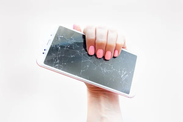 Smartphone móvil con pantalla de cristal roto en mano de mujer sobre fondo blanco. Concepto de servicio, reparación y tecnología — Foto de Stock