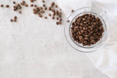 Aroma çerçeve fot metin copyspace ile gri arka plan üzerinde cam fincan kahve çekirdekleri yapılmış. Düz yatıyordu, üstte. görünümüne sahip. İçecekler, sabah ve kafe konsepti