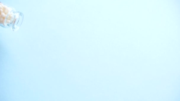 Гомеопатичні Глобули Котиться Синьому Фоні Скляної Пляшки Альтернативна Концепція Гомеопатії — стокове відео