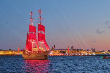 Yelken balığı Kızıl Yelkenler. Beyaz gece festivalinde Neva nehri üzerinde göster, Gemi ve ışıklar. Okul mezunları için tatil. Rusya St.Petersburg 22 Haziran 2019