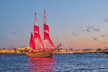 Yelken balığı Kızıl Yelkenler. Beyaz gece festivalinde Neva nehri üzerinde göster, Gemi ve ışıklar. Okul mezunları için tatil. Rusya St.Petersburg 22 Haziran 2019