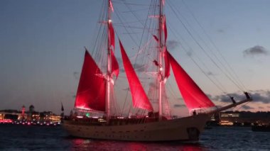 Yelken balığı Kızıl Yelkenler. Beyaz gece festivalinde Neva nehri üzerinde göster, Gemi ve ışıklar. Okul mezunları için tatil. Rusya St.Petersburg 22 Haziran 2019