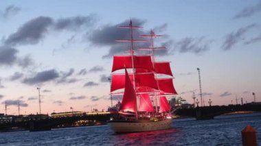 Yelken balığı Kızıl Yelkenler. Beyaz gece festivalinde Neva nehri üzerinde göster, Gemi ve ışıklar. Okul mezunları için tatil. Rusya St.Petersburg 22 Haziran 2019