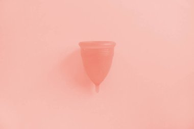 2019 yılının ana moda Yaşayan Mercan rengi, Konsept kadın samimi hijyen dönemi ürünleri ve sıfır atık ile tonda yeniden kullanılabilir adet fincan. Düz yatıyordu, üstten bak. copyspace