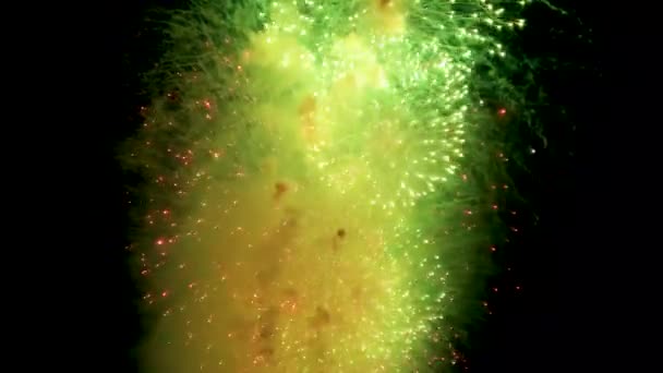 Luces Fuegos Artificiales Colores Explotando Cerca Deslumbrantes Fuegos Artificiales Irradian — Vídeo de stock