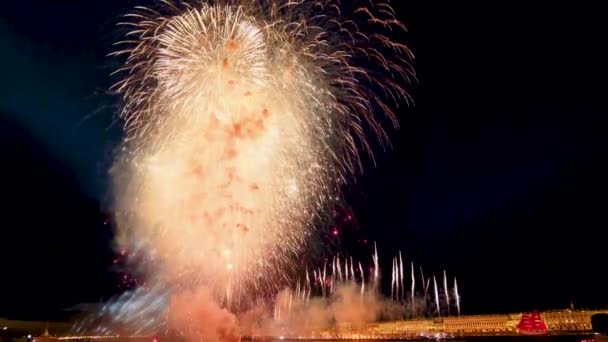 Explosiones Muy Grandes Fuegos Artificiales Iluminando Ciudad Nocturna Agua Velero — Vídeo de stock