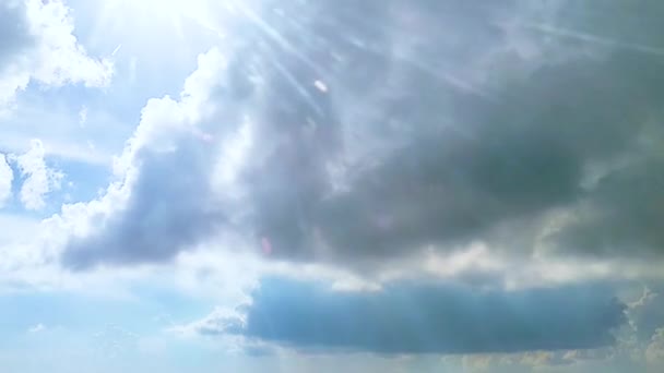 蓝天上的云彩和从飞行飞机的窗户射出的阳光 选择性聚焦 — 图库视频影像